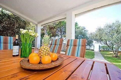 Beachfront Skoblar With Seaview Hébergement de vacances *
